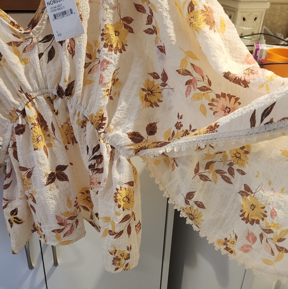 NWT- Nordstrom Bloomfield Large Ivory multi floral shirt . $16 - Picture 6 of 16